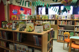 Kihelyezett könyvajánló a gyermekkönyvtárban.