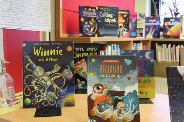 Kihelyezett könyvajánló a gyermekkönyvtárban.