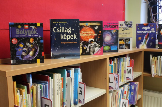 Kihelyezett könyvajánló a gyermekkönyvtárban.