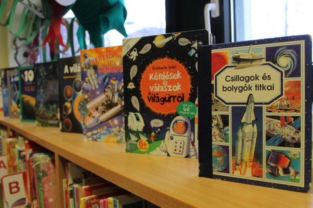 Kihelyezett könyvajánló a gyermekkönyvtárban.
