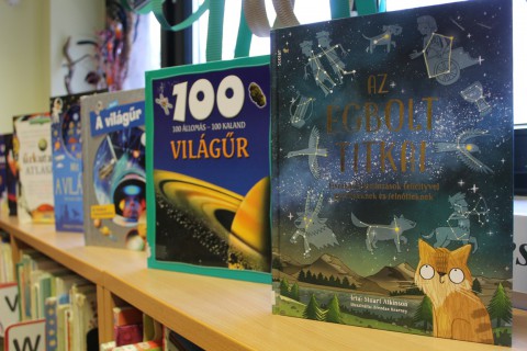Kihelyezett könyvajánló a gyermekkönyvtárban.