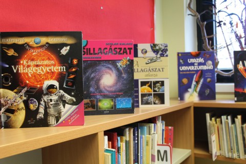 Kihelyezett könyvajánló a gyermekkönyvtárban.