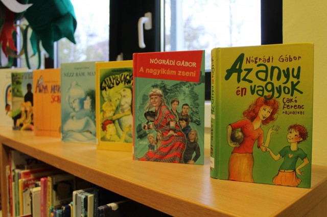 Kihelyezett könyvajánló a gyermekkönyvtárban