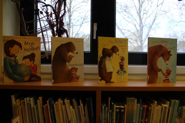 Kihelyezett könyvajánló a gyermekkönyvtárban