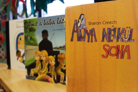 Kihelyezett könyvajánló a gyermekkönyvtárban