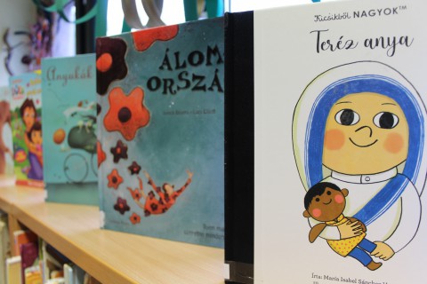 Kihelyezett könyvajánló a gyermekkönyvtárban