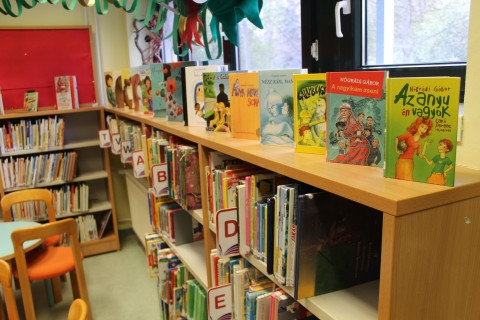 Kihelyezett könyvajánló a gyermekkönyvtárban