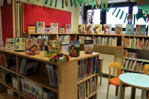 Kihelyezett könyvajánló a gyermekkönyvtárban