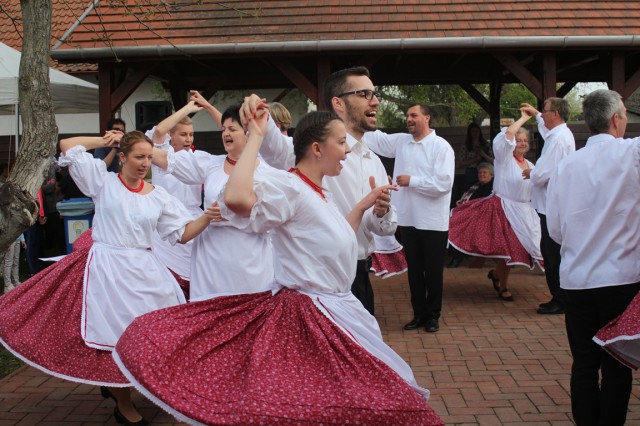 A Tiszagyöngy Néptáncegyüttes fellépése.