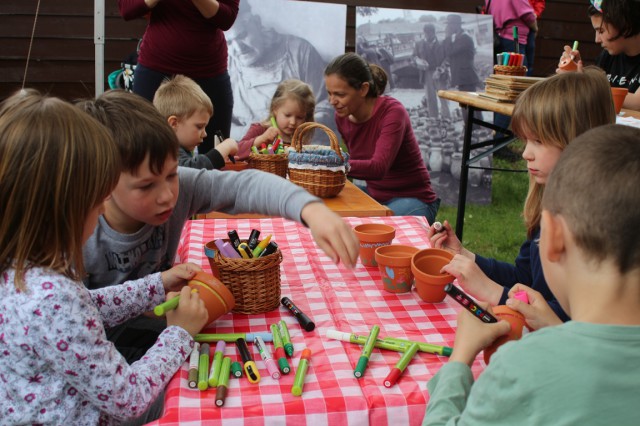 A gyerekek színeznek.