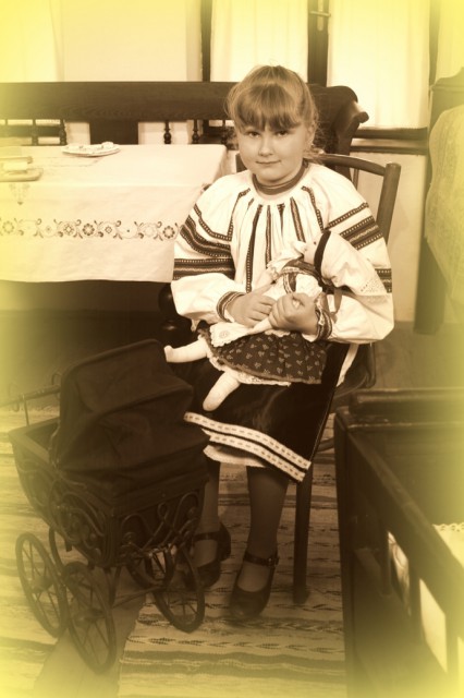 Fotózkodás a tisztaszobában korabeli kellékekkel.