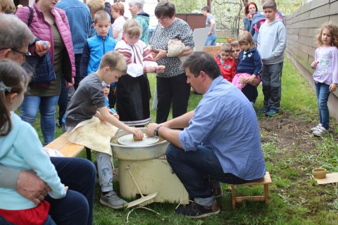 Korongozás Sándor Béla fazekas segítségével
