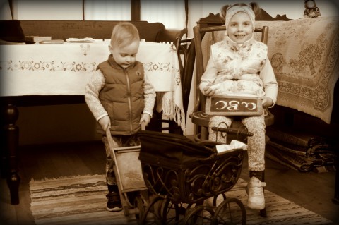 Fotózkodás a tisztaszobában korabeli kellékekkel.