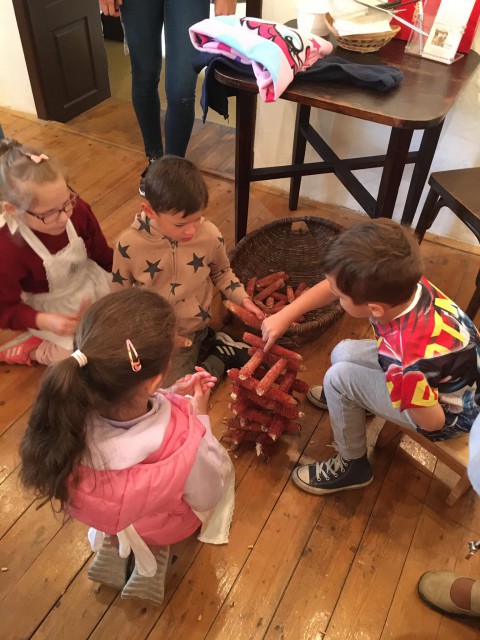 Múzeumpedagógiai foglalkozás óvodásoknak a tájházban. Játék a kukoricacsutkával