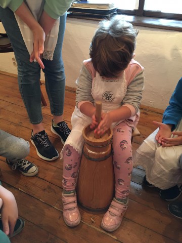 Múzeumpedagógiai foglalkozás óvodásoknak a tájházban. Vaj köpülés