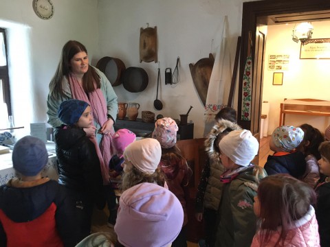 Múzeumpedagógiai foglalkozás óvodásoknak a tájházban. Az időszaki kiállítás bemutatása