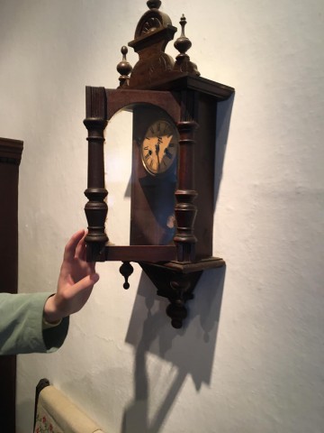 Múzeumpedagógiai foglalkozás óvodásoknak a tájházban. Óra a falon.