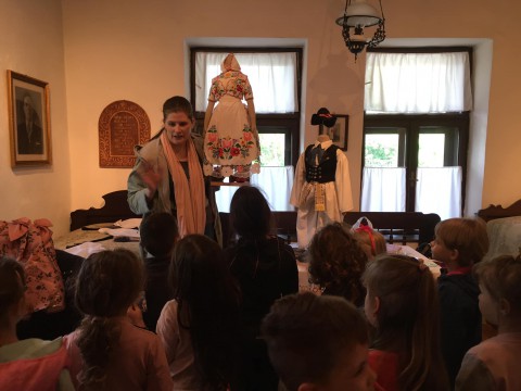 Múzeumpedagógiai foglalkozás óvodásoknak a tájházban. Az időszaki kiállítás bemutatása.