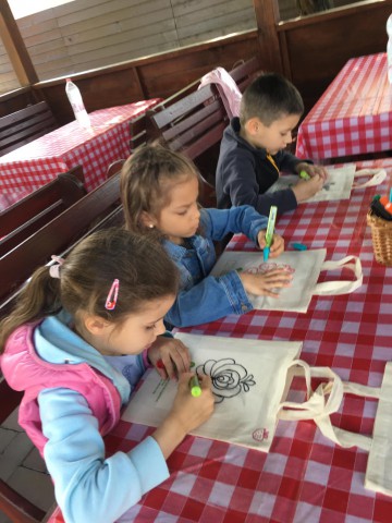 Múzeumpedagógiai foglalkozás óvodásoknak a tájházban. Színezés