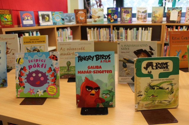 Kihelyezett könyvajánló a gyermekkönyvtárban