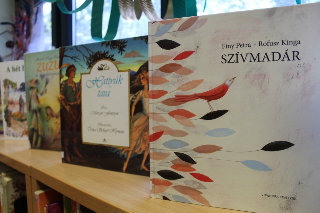 Kihelyezett könyvajánló a gyermekkönyvtárban