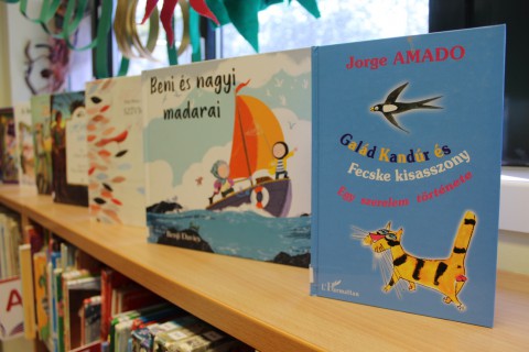 Kihelyezett könyvajánló a gyermekkönyvtárban