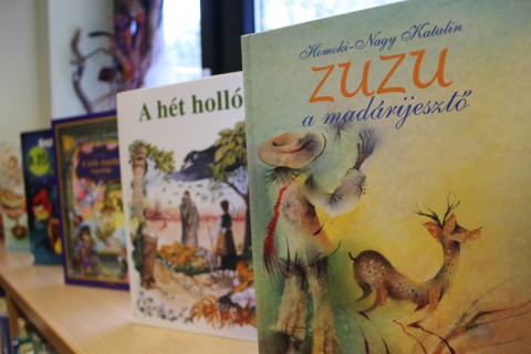 Kihelyezett könyvajánló a gyermekkönyvtárban