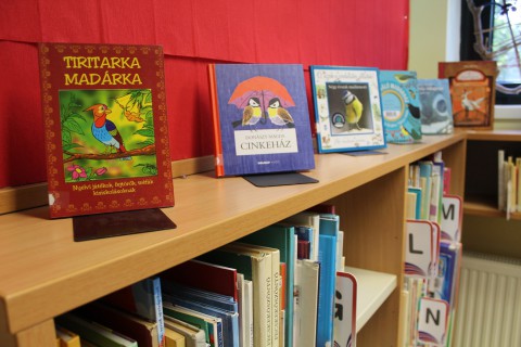 Kihelyezett könyvajánló a gyermekkönyvtárban