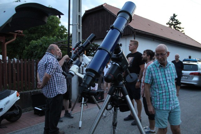 Távcsővel kémlelték az eget