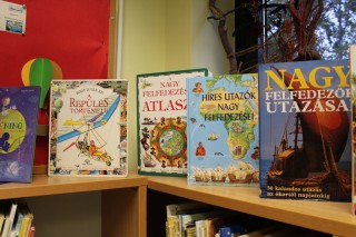 Kihelyezett könyvajánló a gyermekkönyvtárban