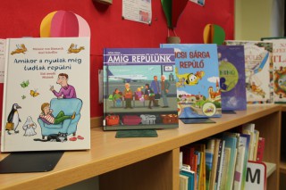 Kihelyezett könyvajánló a gyermekkönyvtárban