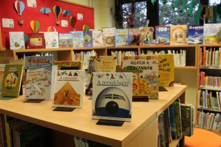 Kihelyezett könyvajánló a gyermekkönyvtárban