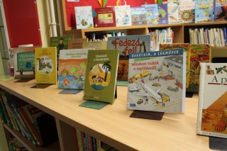 Kihelyezett könyvajánló a gyermekkönyvtárban