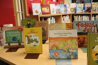 Kihelyezett könyvajánló a gyermekkönyvtárban