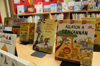 Kihelyezett könyvajánló a gyermekkönyvtárban