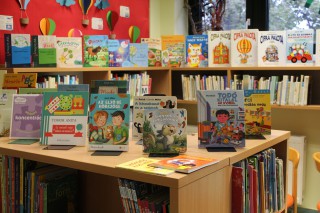 Kihelyezett könyvajánló a gyermekkönyvtárban