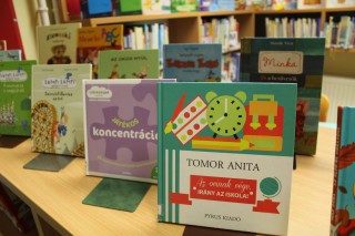 Kihelyezett könyvajánló a gyermekkönyvtárban