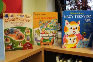 Kihelyezett könyvajánló a gyermekkönyvtárban