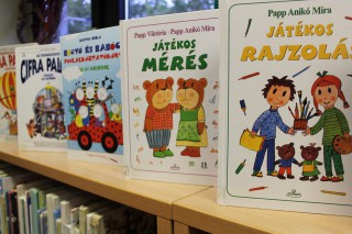 Kihelyezett könyvajánló a gyermekkönyvtárban