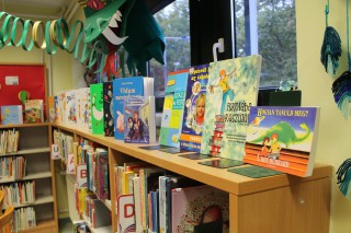 Kihelyezett könyvajánló a gyermekkönyvtárban