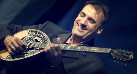 Sarantis Mantzourakis énekes és buzukiművész közreműködésével