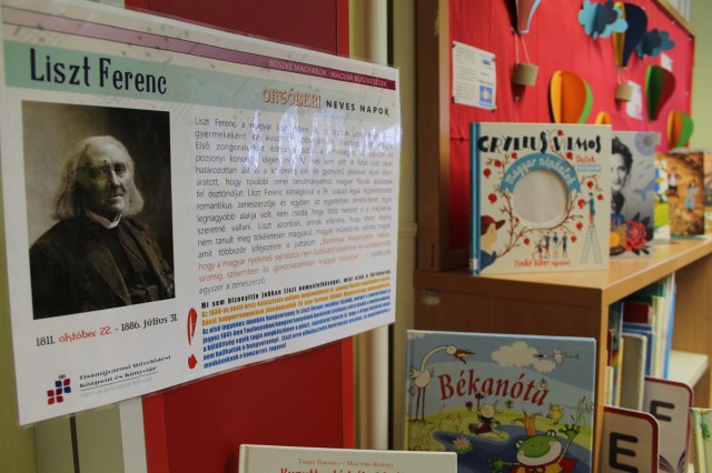 Kihelyezett könyvajánló a gyermekkönyvtárban