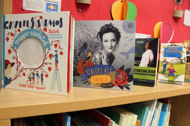 Kihelyezett könyvajánló a gyermekkönyvtárban