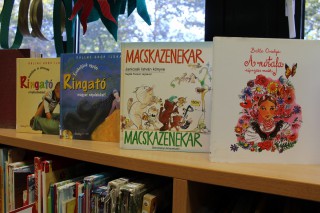 Kihelyezett könyvajánló a gyermekkönyvtárban