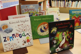 Kihelyezett könyvajánló a gyermekkönyvtárban