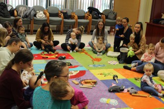 BABUSGATÓ. Baba zenebona