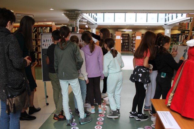 Viselettörténeti foglalkozás a könyvtárban