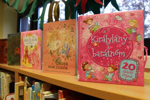 Kihelyezett könyvajánló a gyermekkönyvtárban