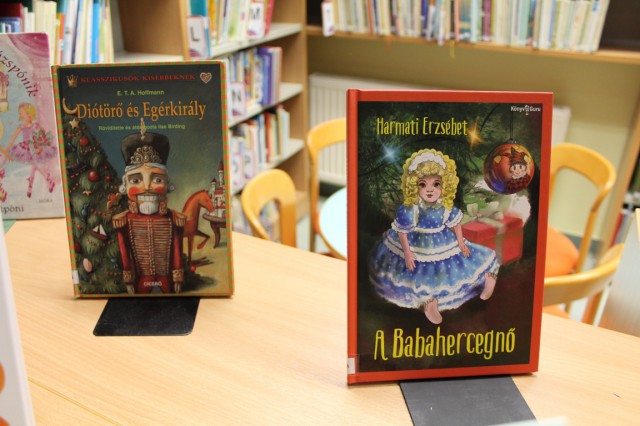 Kihelyezett könyvajánló a gyermekkönyvtárban