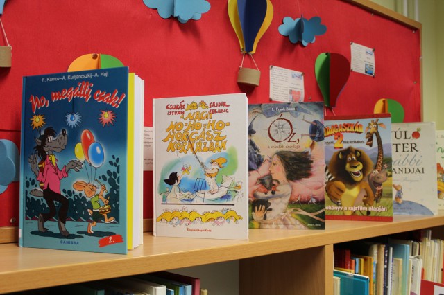 Kihelyezett könyvajánló a gyermekkönyvtárban